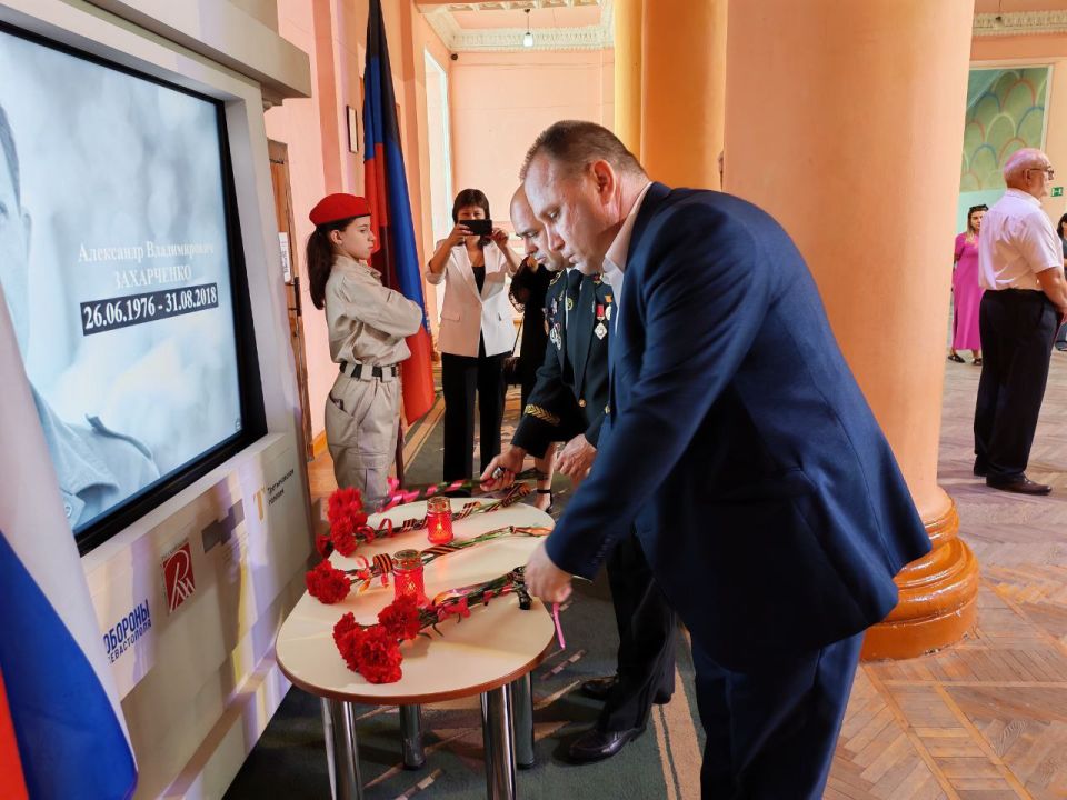 Председатель Торезского городского совета Донецкой Народной Республики Александр Казмерчук совместно с Главой муниципального образования городской округ Торез Артёмом Чесноковым, депутатским корпусом, представителям... Председатель Торезского городского совета Донецкой Народной Республики Александр Казмерчук совместно с Главой муниципального образования городской округ Торез Артёмом Чесноковым, депутатским корпусом, представителям...