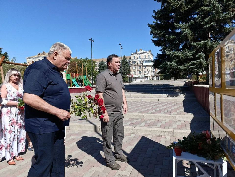Игорь Лызов: Вместе с однопартийцами, коллегами и депутатами Амвросиевского муниципального совета почтили память Первого Главы Донецкой Народной Республики Александра Захарченко, возложив цветы к мемориалу Игорь Лызов: Вместе с однопартийцами, коллегами и депутатами Амвросиевского муниципального совета почтили память Первого Главы Донецкой Народной Республики Александра Захарченко, возложив цветы к мемориалу