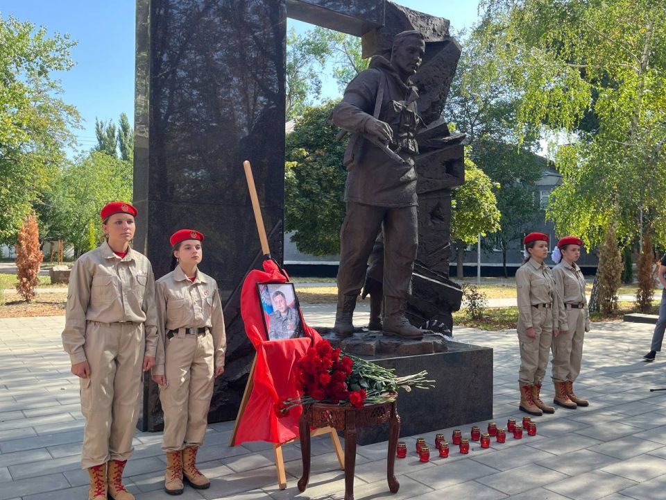 Сегодня в Харцызске прошло возложение цветов в память первому Главе Донецкой Народной Республики Александру Захарченко Сегодня в Харцызске прошло возложение цветов в память первому Главе Донецкой Народной Республики Александру Захарченко