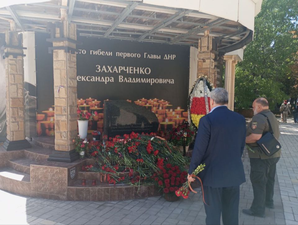 Юрий Покинтелица: Сегодня вместе с моим соратником, депутатом Народного Совета ДНР от Единой России Юрием Викторовичем Сивоконенко возложили цветы к месту гибели нашего Бати — Первого Главы Донецкой Народной Республики... Юрий Покинтелица: Сегодня вместе с моим соратником, депутатом Народного Совета ДНР от Единой России Юрием Викторовичем Сивоконенко возложили цветы к месту гибели нашего Бати — Первого Главы Донецкой Народной Республики...