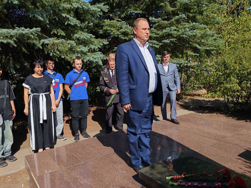 Возложение цветов к памятнику А.Г. Стаханова в честь Дня Шахтёра Возложение цветов к памятнику А.Г. Стаханова в честь Дня Шахтёра