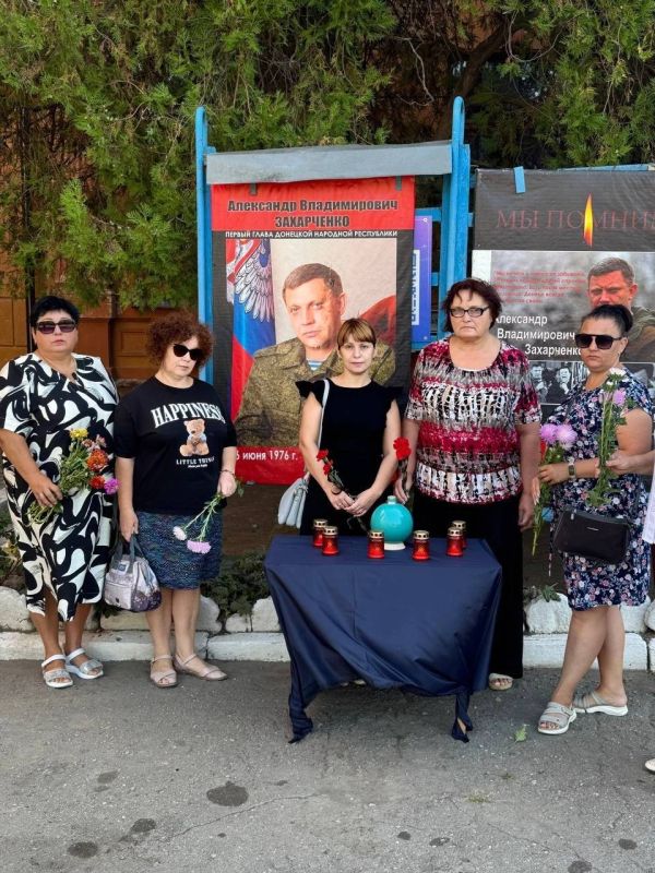 Сегодня, сотрудники Зугрэсского городского Дворца культуры и жители города почтили память первого Главы Донецкой Народной Республики А. В. Захарченко Сегодня, сотрудники Зугрэсского городского Дворца культуры и жители города почтили память первого Главы Донецкой Народной Республики А. В. Захарченко