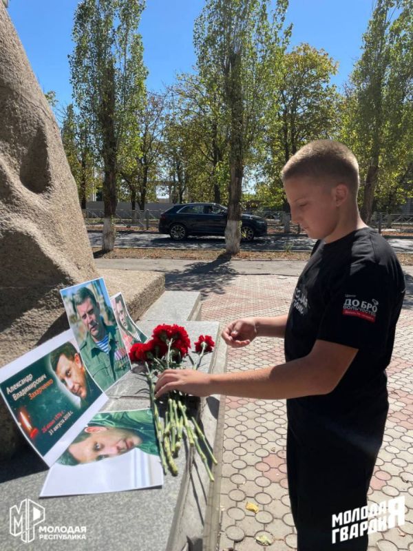 Молодёжь возложила цветы первому Главе ДНР Молодёжь возложила цветы первому Главе ДНР
