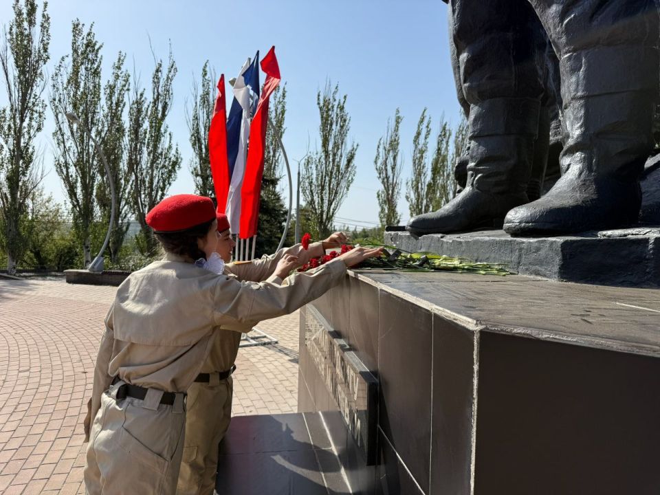 Юнармейцы ВПК "Искра" почтили память погибших шахтеров Макеевки Юнармейцы ВПК "Искра" почтили память погибших шахтеров Макеевки