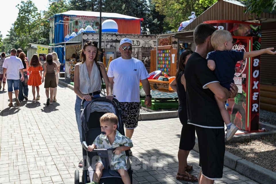 С улыбками и детским смехом: День города дончане отметили в парке Щербакова С улыбками и детским смехом: День города дончане отметили в парке Щербакова