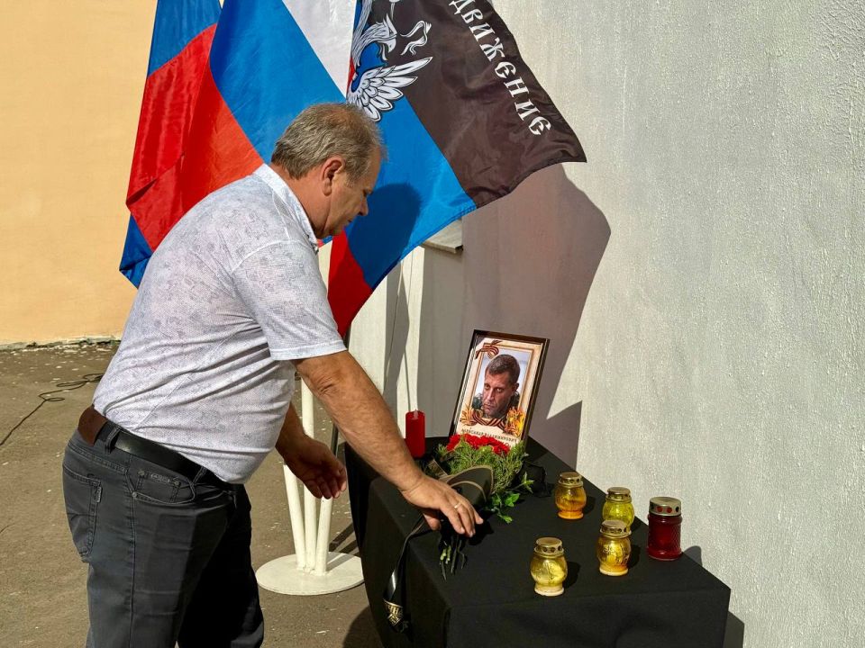 В Кировском почтили память Александра Захарченко В Кировском почтили память Александра Захарченко