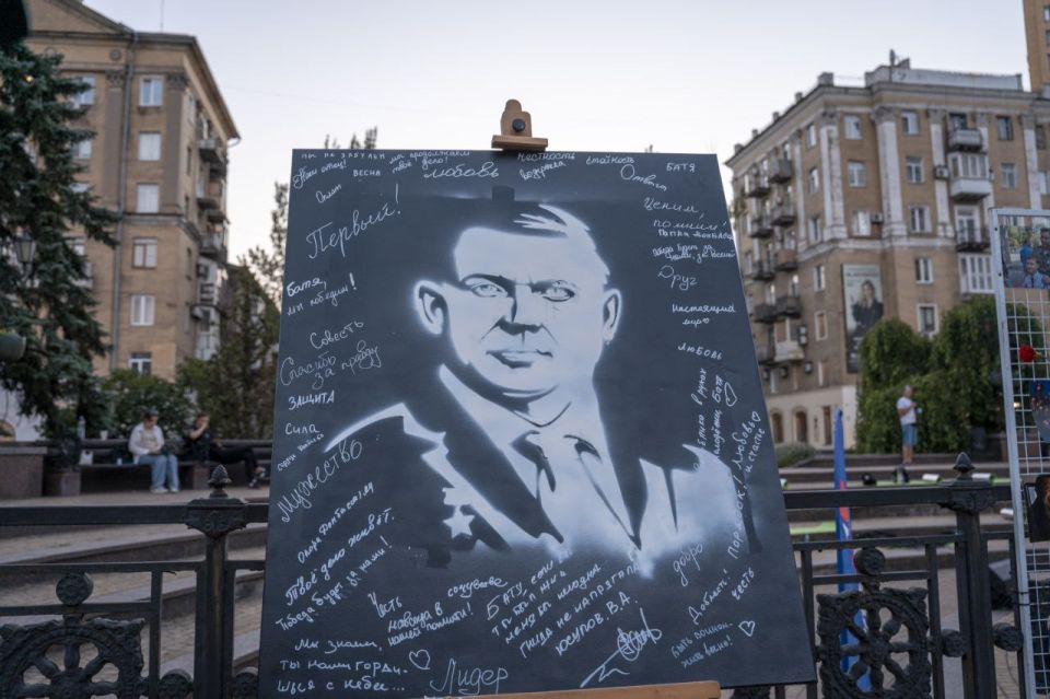 Молодёжка провела акцию-реквием в память о первом Главе ДНР Молодёжка провела акцию-реквием в память о первом Главе ДНР