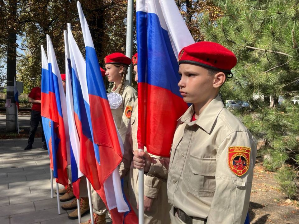 Сегодня в Харцызске прошло возложение цветов в память первому Главе Донецкой Народной Республики Александру Захарченко Сегодня в Харцызске прошло возложение цветов в память первому Главе Донецкой Народной Республики Александру Захарченко