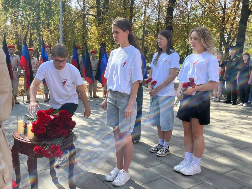 Сегодня в Харцызске прошло возложение цветов в память первому Главе Донецкой Народной Республики Александру Захарченко Сегодня в Харцызске прошло возложение цветов в память первому Главе Донецкой Народной Республики Александру Захарченко
