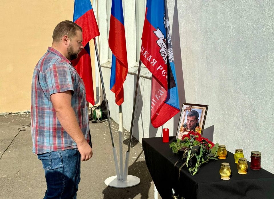 В Кировском почтили память Александра Захарченко В Кировском почтили память Александра Захарченко