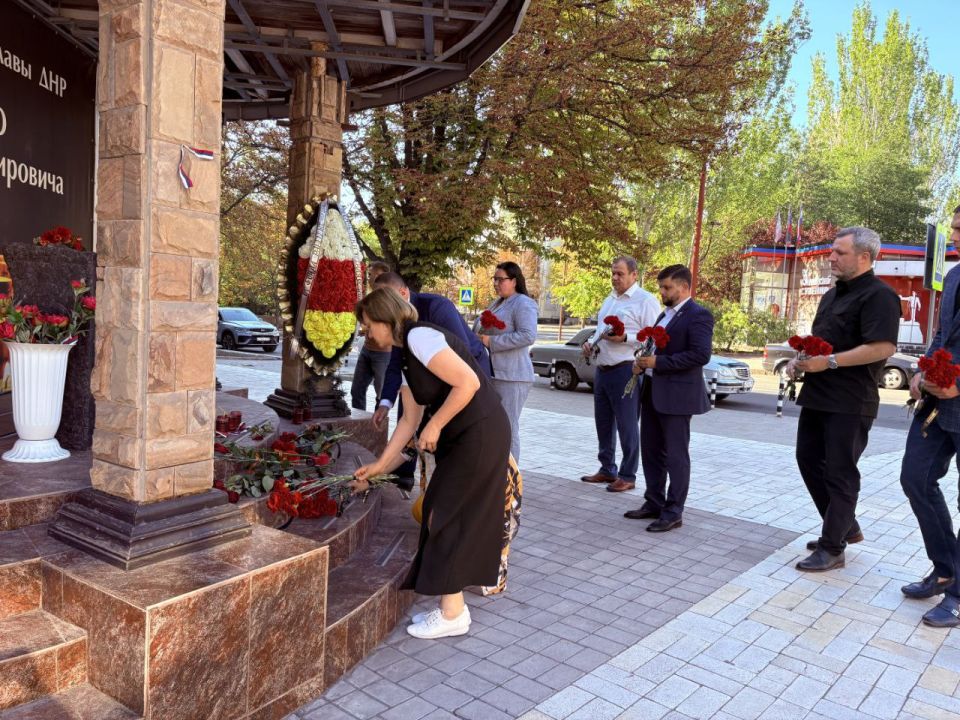 Сегодня вместе с коллегами почтили память первого Главы ДНР Александра Захарченко Сегодня вместе с коллегами почтили память первого Главы ДНР Александра Захарченко