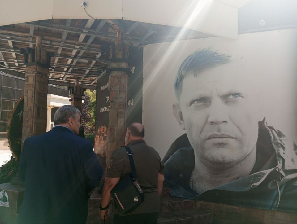 Юрий Покинтелица: Сегодня вместе с моим соратником, депутатом Народного Совета ДНР от Единой России Юрием Викторовичем Сивоконенко возложили цветы к месту гибели нашего Бати — Первого Главы Донецкой Народной Республики... Юрий Покинтелица: Сегодня вместе с моим соратником, депутатом Народного Совета ДНР от Единой России Юрием Викторовичем Сивоконенко возложили цветы к месту гибели нашего Бати — Первого Главы Донецкой Народной Республики...