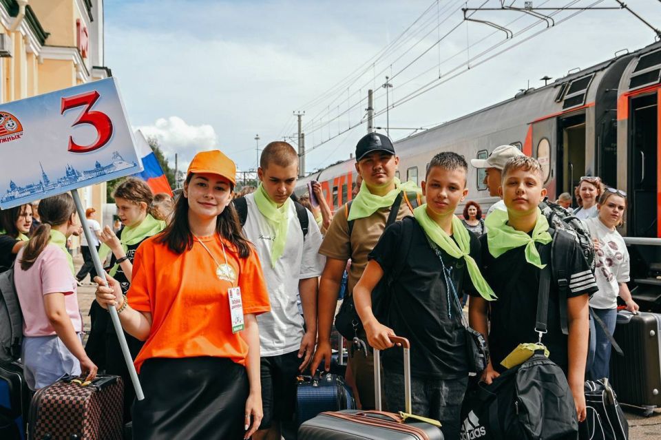За лето в Санкт-Петербурге отдохнули 2000 школьников из Мариуполя За лето в Санкт-Петербурге отдохнули 2000 школьников из Мариуполя