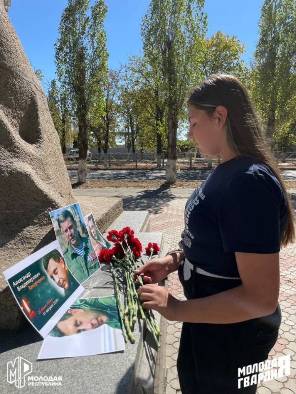 Молодёжь возложила цветы первому Главе ДНР Молодёжь возложила цветы первому Главе ДНР