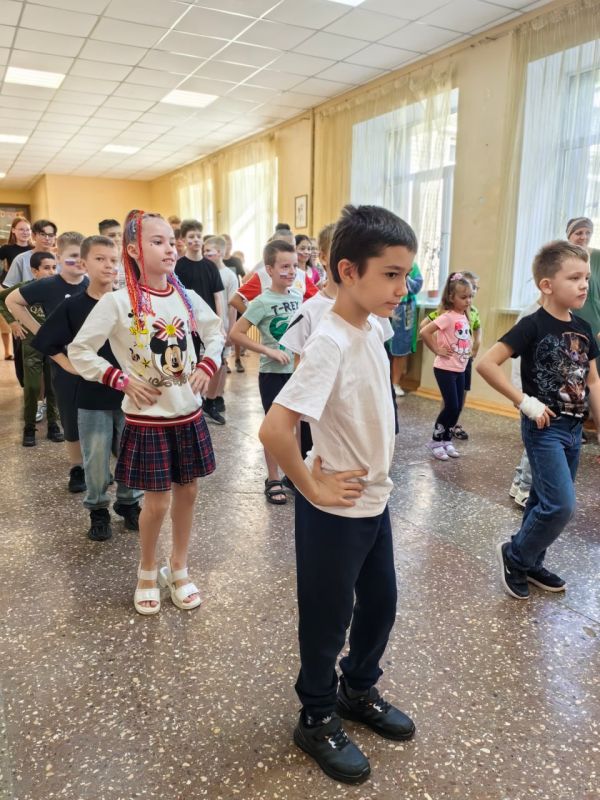 Министерство здравоохранения Донецкой Народной Республики совместно с Министерством спорта и туризма Донецкой Народной Республики провели акцию «Зарядись на весь учебный год!» для учащихся ГБОУ «Школа №2 г. Донецка» Министерство здравоохранения Донецкой Народной Республики совместно с Министерством спорта и туризма Донецкой Народной Республики провели акцию «Зарядись на весь учебный год!» для учащихся ГБОУ «Школа №2 г. Донецка»