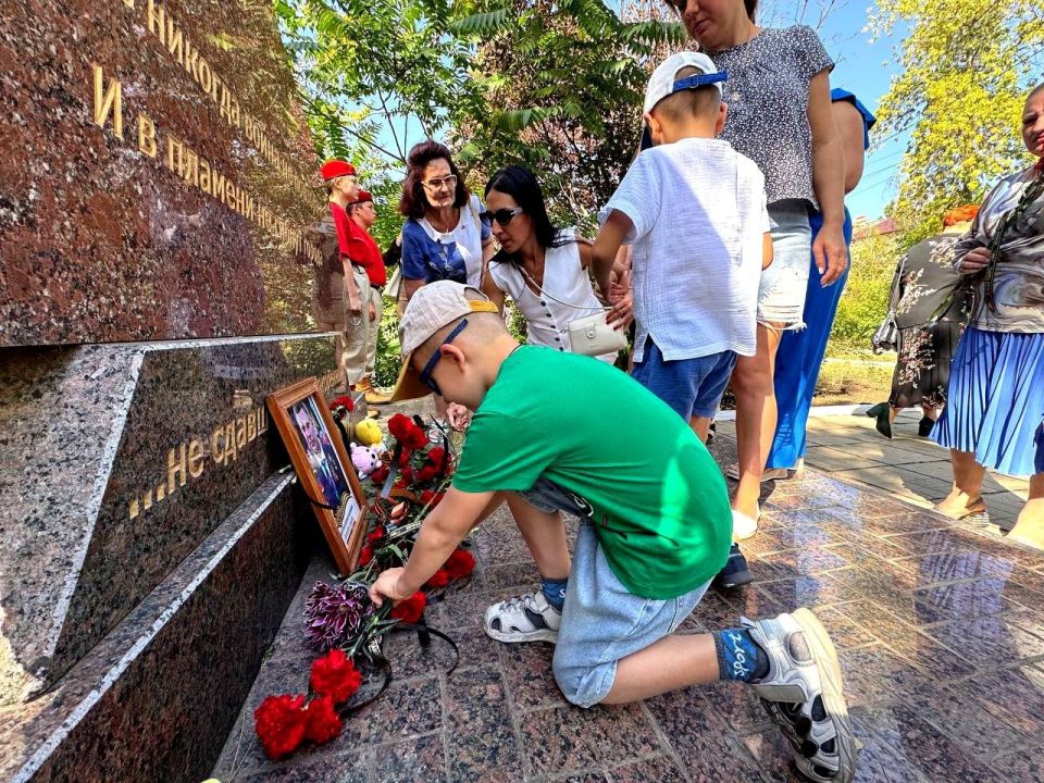 В Ждановке почтили память первого Главы ДНР Александра Захарченко В Ждановке почтили память первого Главы ДНР Александра Захарченко