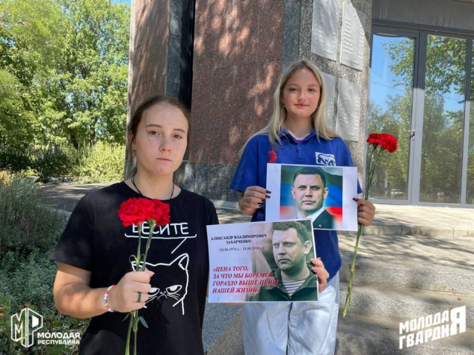 Молодёжь возложила цветы первому Главе ДНР Молодёжь возложила цветы первому Главе ДНР