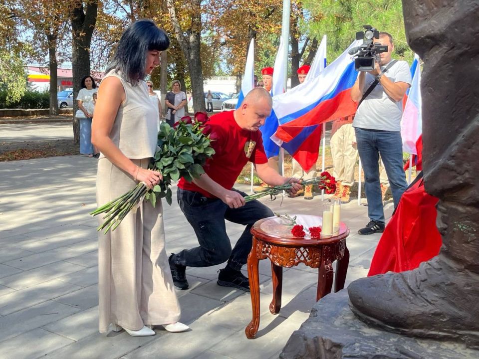Сегодня в Харцызске прошло возложение цветов в память первому Главе Донецкой Народной Республики Александру Захарченко Сегодня в Харцызске прошло возложение цветов в память первому Главе Донецкой Народной Республики Александру Захарченко