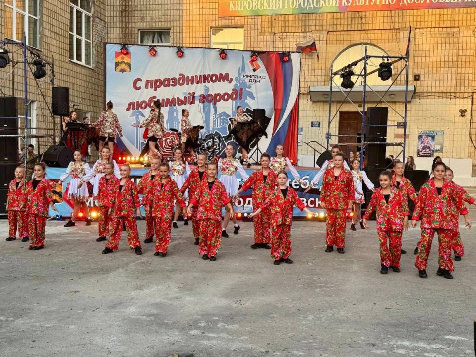В Кировском прошел праздничный концерт ко Дню Шахтера и Дню города В Кировском прошел праздничный концерт ко Дню Шахтера и Дню города