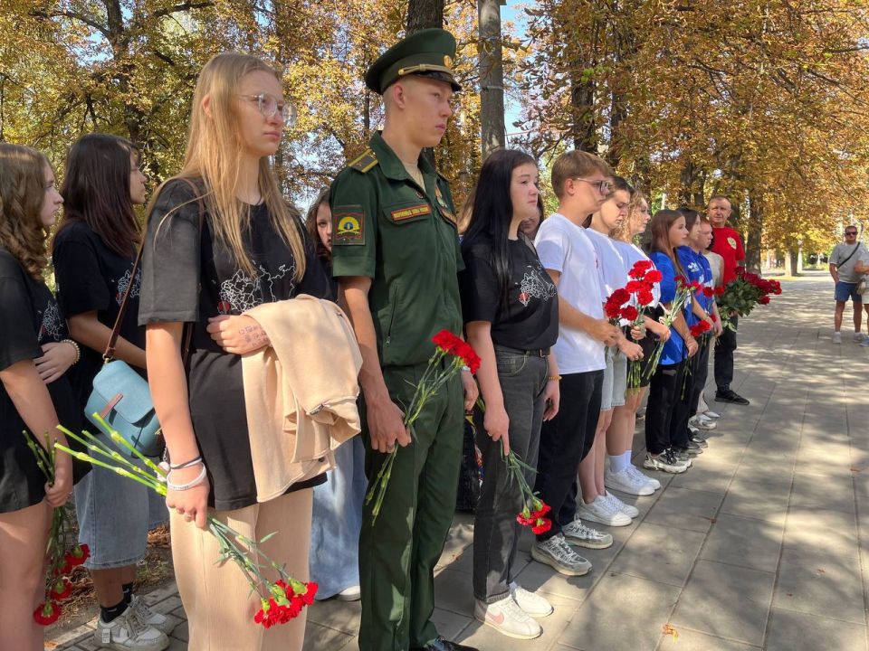 Виктория Жукова: Сегодня в Харцызске прошло возложение цветов в память первому Главе Донецкой Народной Республики Александру Захарченко Виктория Жукова: Сегодня в Харцызске прошло возложение цветов в память первому Главе Донецкой Народной Республики Александру Захарченко
