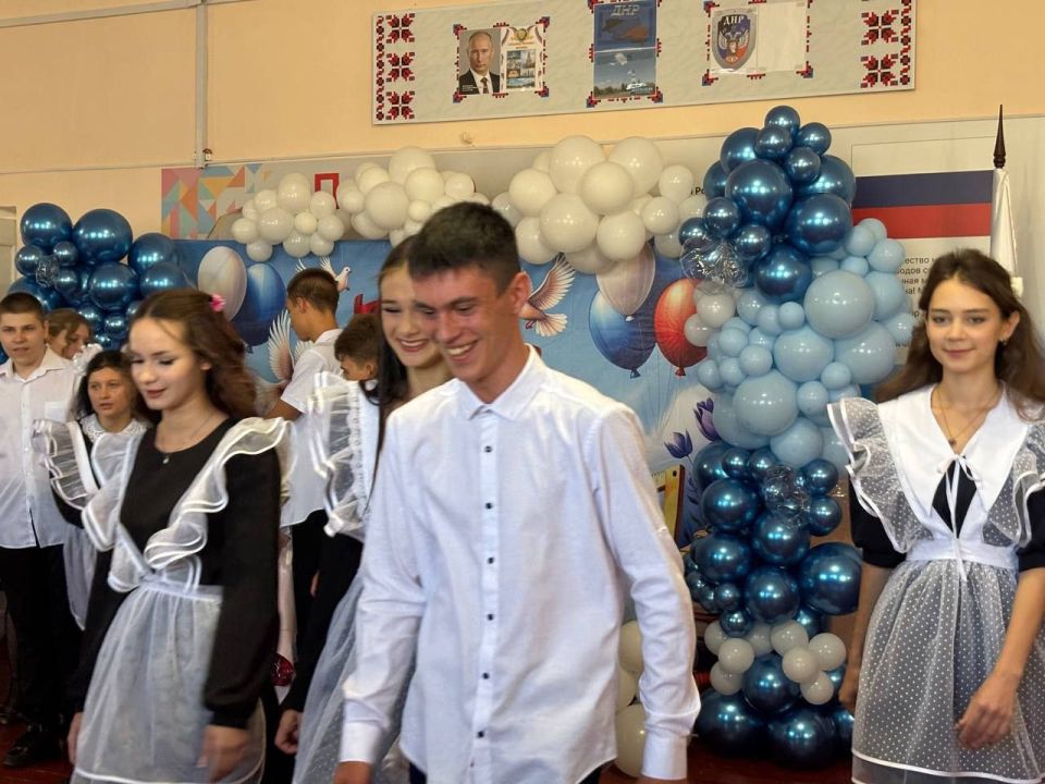 В ГБОУ «Мироновская школа №10» 1сентября прошла торжественная линейка, посвящённая Дню знаний В ГБОУ «Мироновская школа №10» 1сентября прошла торжественная линейка, посвящённая Дню знаний