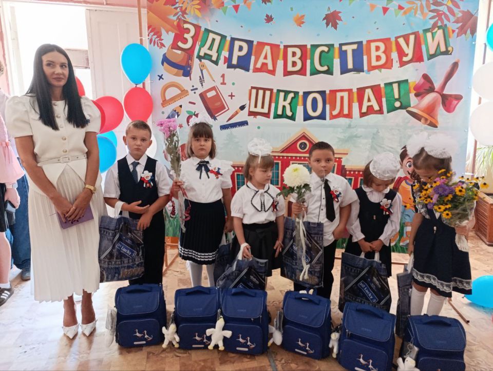 Сегодня, 1 сентября, в День знаний, первый заместитель Главы администрации городского округа Торез, и. п. секретаря Торезского местного отделения партии Анна Макарова, посетила школу №13 Сегодня, 1 сентября, в День знаний, первый заместитель Главы администрации городского округа Торез, и. п. секретаря Торезского местного отделения партии Анна Макарова, посетила школу №13