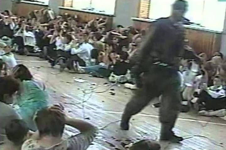 Сегодня исполнился 21 год с момента теракта в Беслане, когда в 2004 году террористы захватили школу и взяли в заложники более 1000 человек, в основном детей Сегодня исполнился 21 год с момента теракта в Беслане, когда в 2004 году террористы захватили школу и взяли в заложники более 1000 человек, в основном детей