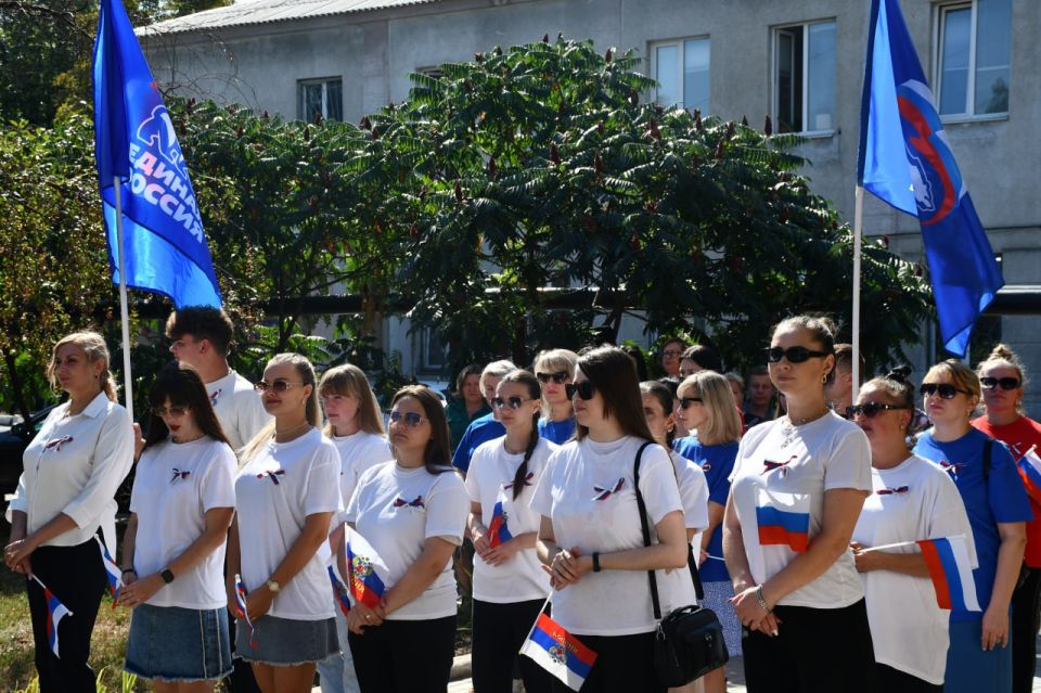 Сегодня, 22.08.2025, в рамках празднования Дня Государственного флага Российской Федерации, сотрудники МБУ "Центр культуры и досуга города Дебальцево" провели торжественное поднятие российского триколора Сегодня, 22.08.2025, в рамках празднования Дня Государственного флага Российской Федерации, сотрудники МБУ "Центр культуры и досуга города Дебальцево" провели торжественное поднятие российского триколора