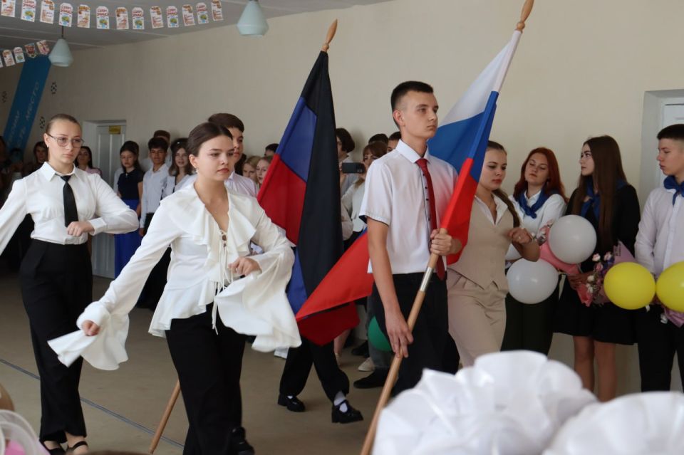 День знаний — это начало учебного года, время новых знакомств и открытий День знаний — это начало учебного года, время новых знакомств и открытий