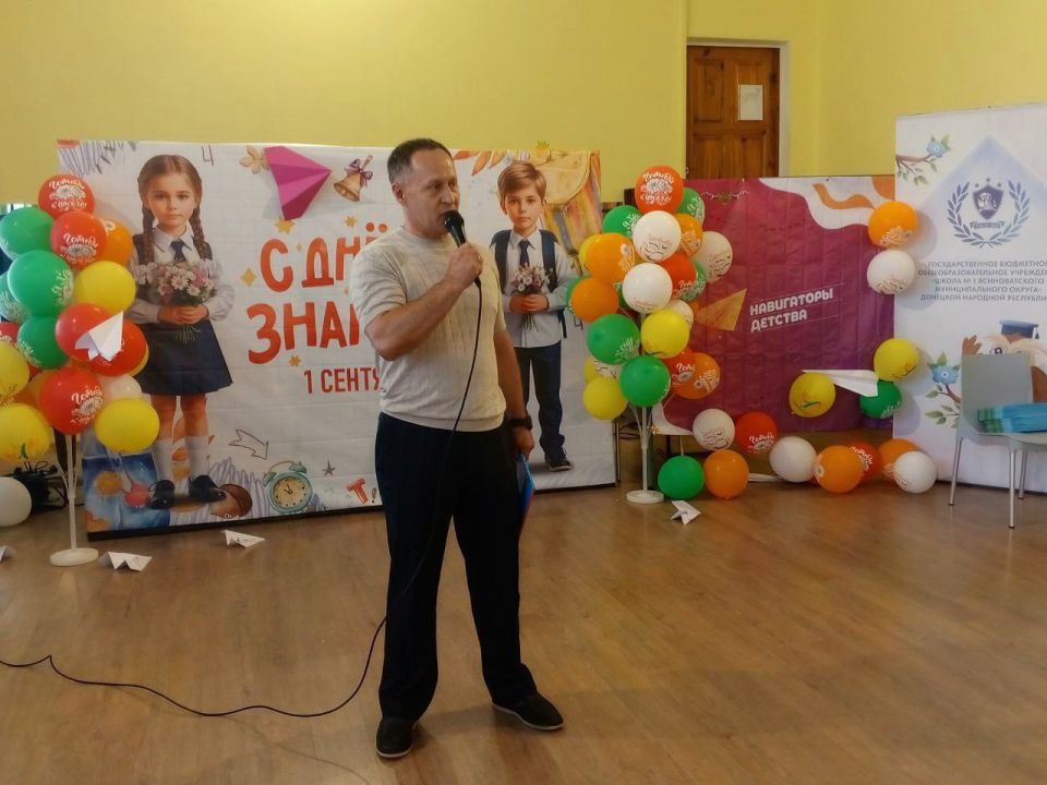 Александр Пеняев: Сегодня разделил особую атмосферу начала учебного года с учениками школы №1 г. Ясиноватая. Обратился к собравшимся школьникам, родителями и педагогами с поздравлениями и словами поддержки
