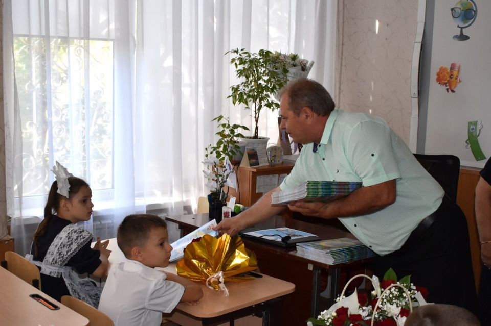 Сергей Назаров поздравил первоклассников с Днем знаний Сергей Назаров поздравил первоклассников с Днем знаний