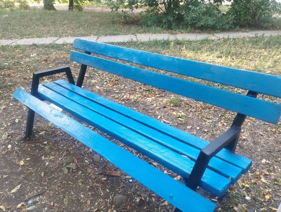 В Ждановке продолжают реставрацию скамеек В Ждановке продолжают реставрацию скамеек