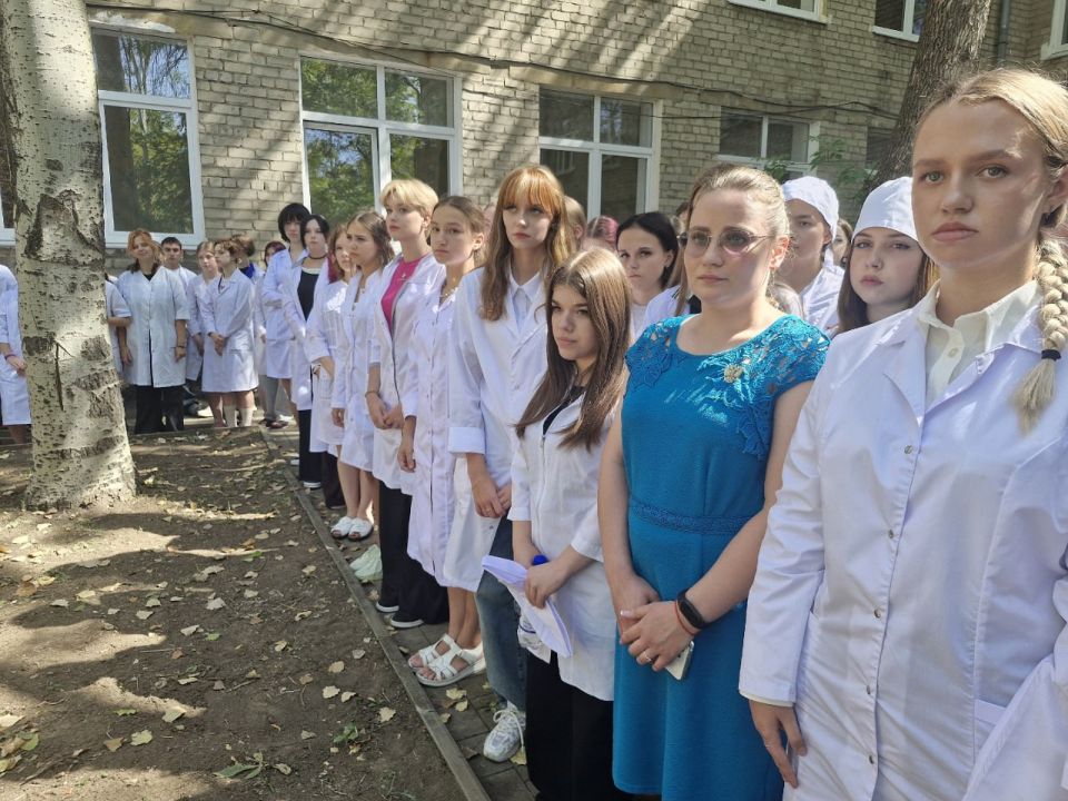 В Донецком медицинском колледже — одном из старейших учебных заведений города, основанном в далеком 1930 году, — прошла традиционная торжественная линейка, посвященная Дню знаний и началу нового учебного года В Донецком медицинском колледже — одном из старейших учебных заведений города, основанном в далеком 1930 году, — прошла традиционная торжественная линейка, посвященная Дню знаний и началу нового учебного года