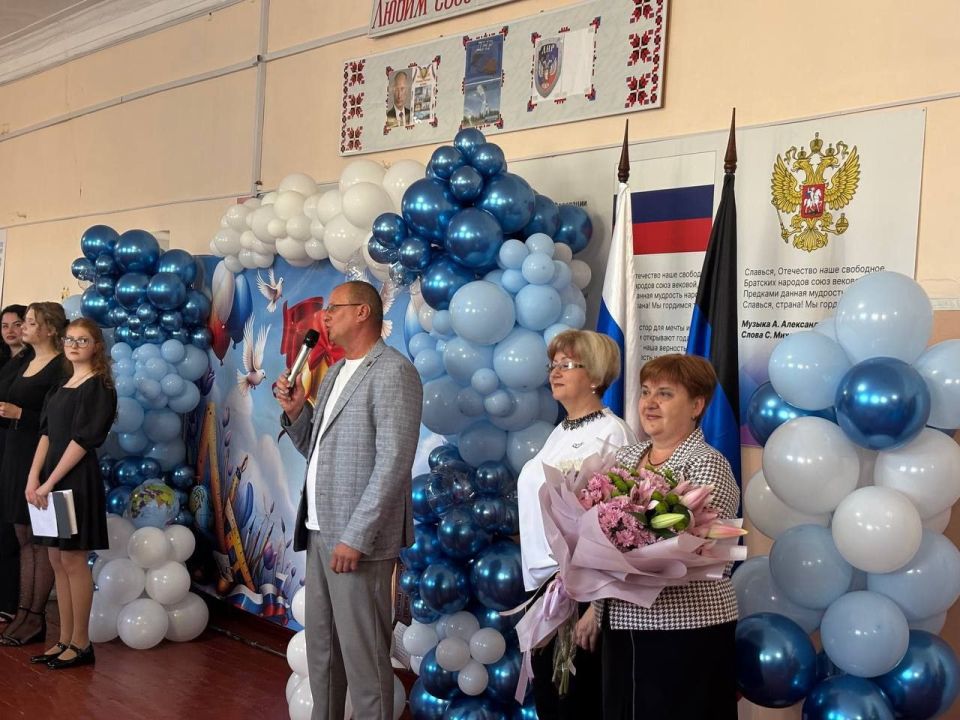 В ГБОУ «Мироновская школа №10» 1сентября прошла торжественная линейка, посвящённая Дню знаний В ГБОУ «Мироновская школа №10» 1сентября прошла торжественная линейка, посвящённая Дню знаний