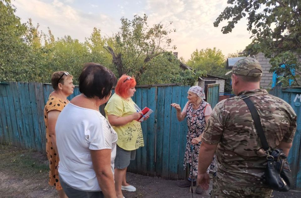 Иван Приходько: Во исполнение указания Главы Донецкой Народной Республики Дениса Владимировича Пушилина и для рассмотрения жалоб от населения, сегодня, 1 сентября, в одном из поселков Центрально-Городского района Горловки... Иван Приходько: Во исполнение указания Главы Донецкой Народной Республики Дениса Владимировича Пушилина и для рассмотрения жалоб от населения, сегодня, 1 сентября, в одном из поселков Центрально-Городского района Горловки...