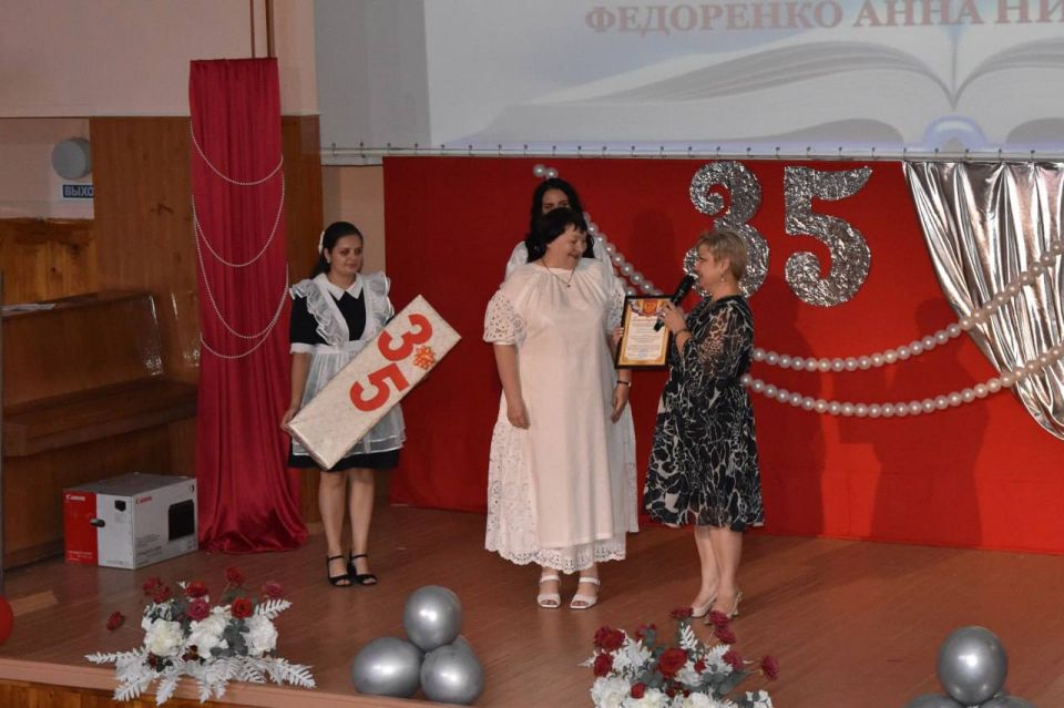Школа № 1 Кировского торжественно отметила 35-летний юбилей Школа № 1 Кировского торжественно отметила 35-летний юбилей