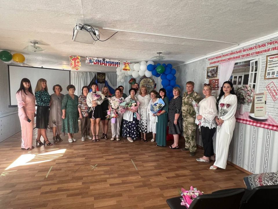 Торжественная линейка в техникуме Торжественная линейка в техникуме