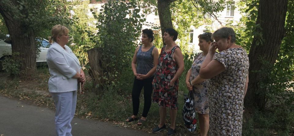 1 сентября, заместитель главы администрации городского округа Макеевка Ирина Валентиновна Сидякина провела встречу с жителями в мкр Комсомольский, район дома 27 1 сентября, заместитель главы администрации городского округа Макеевка Ирина Валентиновна Сидякина провела встречу с жителями в мкр Комсомольский, район дома 27