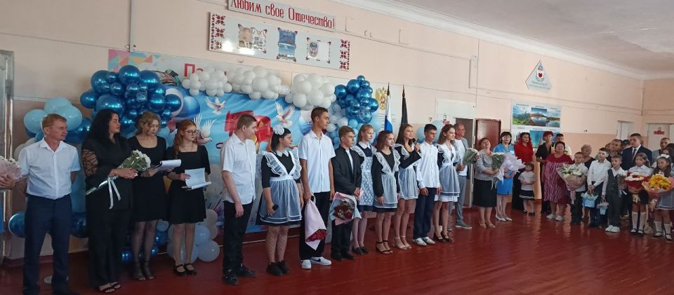В ГБОУ «Мироновская школа №10» 1сентября прошла торжественная линейка, посвящённая Дню знаний В ГБОУ «Мироновская школа №10» 1сентября прошла торжественная линейка, посвящённая Дню знаний