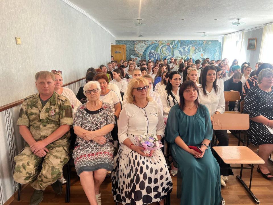 Торжественная линейка в техникуме Торжественная линейка в техникуме