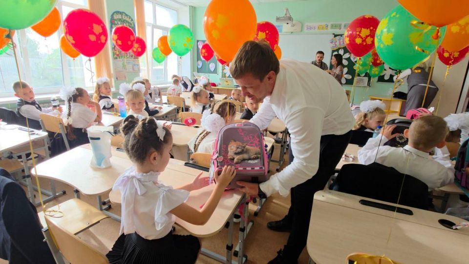 В День знаний все первоклассники Волновахского округа получили подарки от губернатора Ямала В День знаний все первоклассники Волновахского округа получили подарки от губернатора Ямала