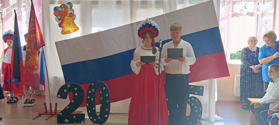 ДЕНЬ ЗНАНИЙ!. В школе №3 города Дебальцево состоялся торжественный первый звонок, ознаменовавший начало нового учебного года ,праздник Дня знаний ДЕНЬ ЗНАНИЙ!. В школе №3 города Дебальцево состоялся торжественный первый звонок, ознаменовавший начало нового учебного года ,праздник Дня знаний