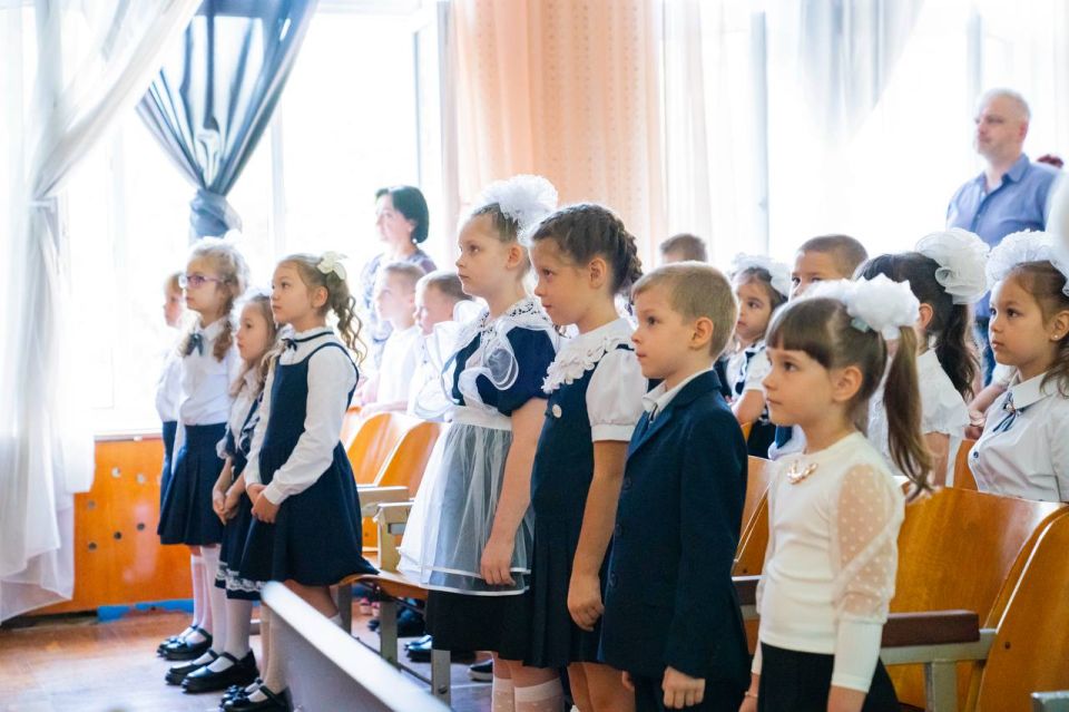 Сегодня бойцы Дикой Дивизии Донбасса на линейке в донецкой школе №35 вручили школьникам особенный подарок — «Дневник Героев» Сегодня бойцы Дикой Дивизии Донбасса на линейке в донецкой школе №35 вручили школьникам особенный подарок — «Дневник Героев»