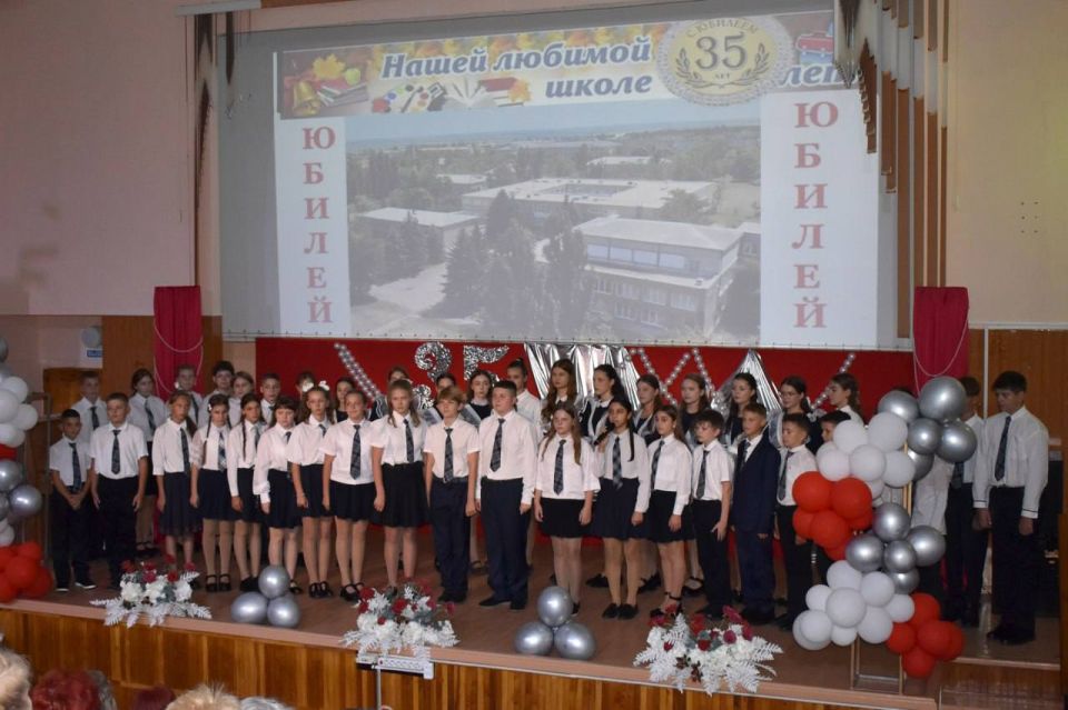 Школа № 1 Кировского торжественно отметила 35-летний юбилей Школа № 1 Кировского торжественно отметила 35-летний юбилей
