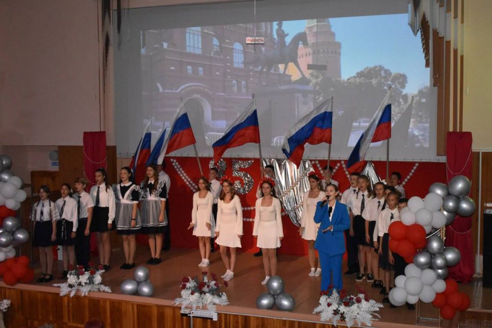 Школа № 1 Кировского торжественно отметила 35-летний юбилей Школа № 1 Кировского торжественно отметила 35-летний юбилей