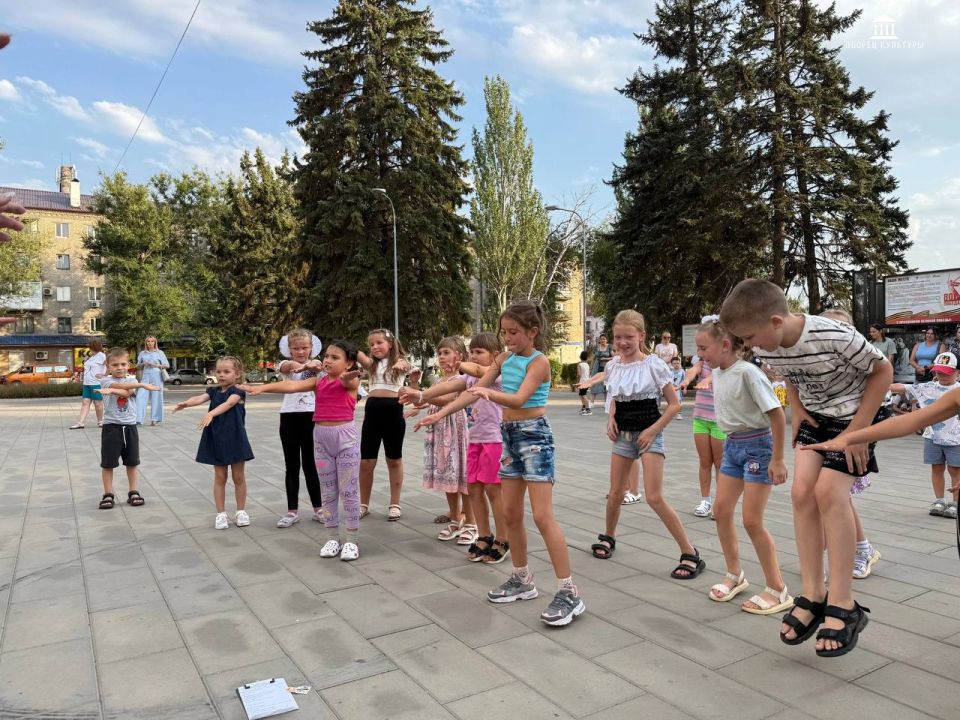 Сегодня, 1 сентября, в городе прошло праздничное первоклассное шоу, посвященное Дню знаний, специально для первоклассников Сегодня, 1 сентября, в городе прошло праздничное первоклассное шоу, посвященное Дню знаний, специально для первоклассников