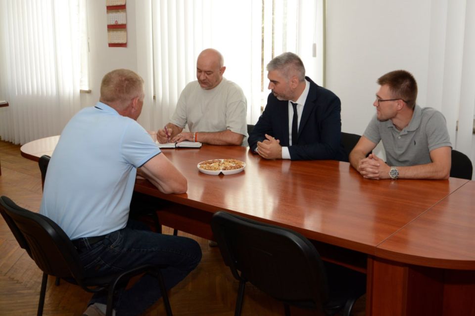 Алексей Дорофеев: Провели продуктивную рабочую встречу с коллегой, депутатом Богданом Ткачуком, и руководителем Володарского муниципального округа Сергеем Вильевичем Юзвинкевичем Алексей Дорофеев: Провели продуктивную рабочую встречу с коллегой, депутатом Богданом Ткачуком, и руководителем Володарского муниципального округа Сергеем Вильевичем Юзвинкевичем