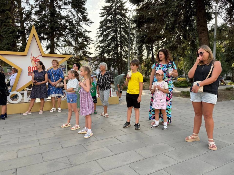 Сегодня, 1 сентября, в городе прошло праздничное первоклассное шоу, посвященное Дню знаний, специально для первоклассников Сегодня, 1 сентября, в городе прошло праздничное первоклассное шоу, посвященное Дню знаний, специально для первоклассников