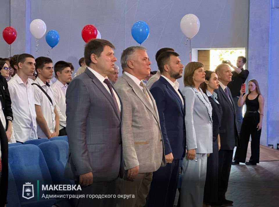 Торжественные линейки, посвящённые Дню знаний и Первому звонку, состоялись сегодня во всех учебных заведениях Макеевки Торжественные линейки, посвящённые Дню знаний и Первому звонку, состоялись сегодня во всех учебных заведениях Макеевки