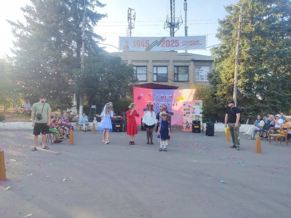 31 августа на центральной площади посёлка Троицко-Харцызск состоялась торжественная церемония ко Дню Шахтёра 31 августа на центральной площади посёлка Троицко-Харцызск состоялась торжественная церемония ко Дню Шахтёра